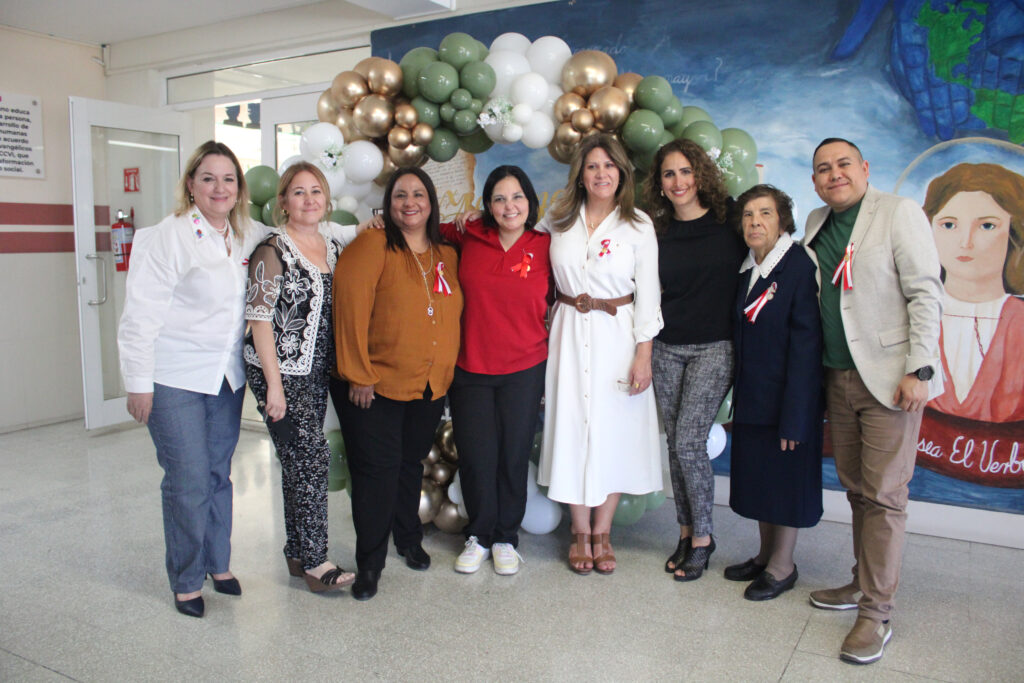 Grupo de exalumnos sonrientes, en un evento del Colegio Mexicano
