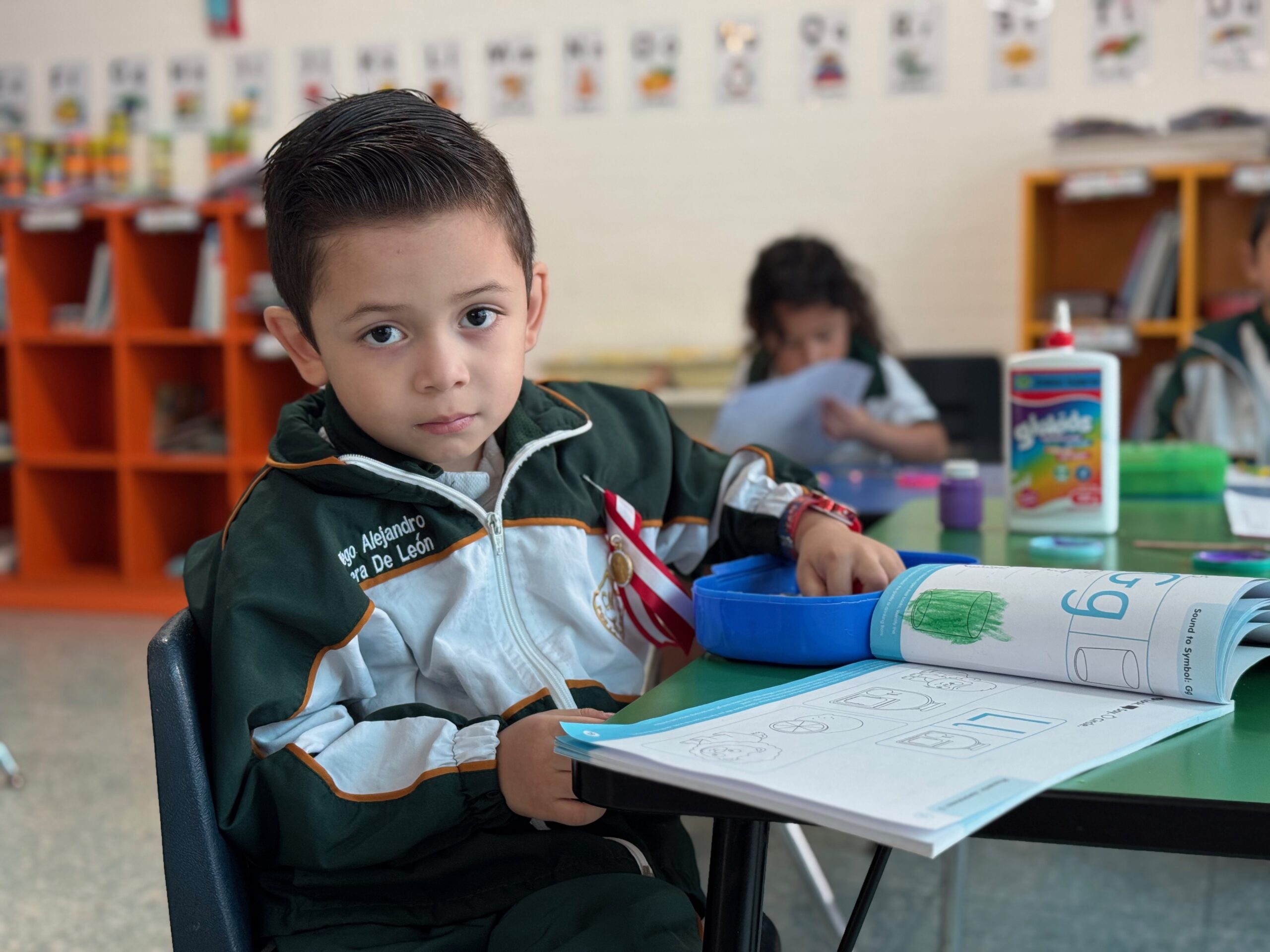 Niño de preescolar desarrollando su imaginación con un dibujo