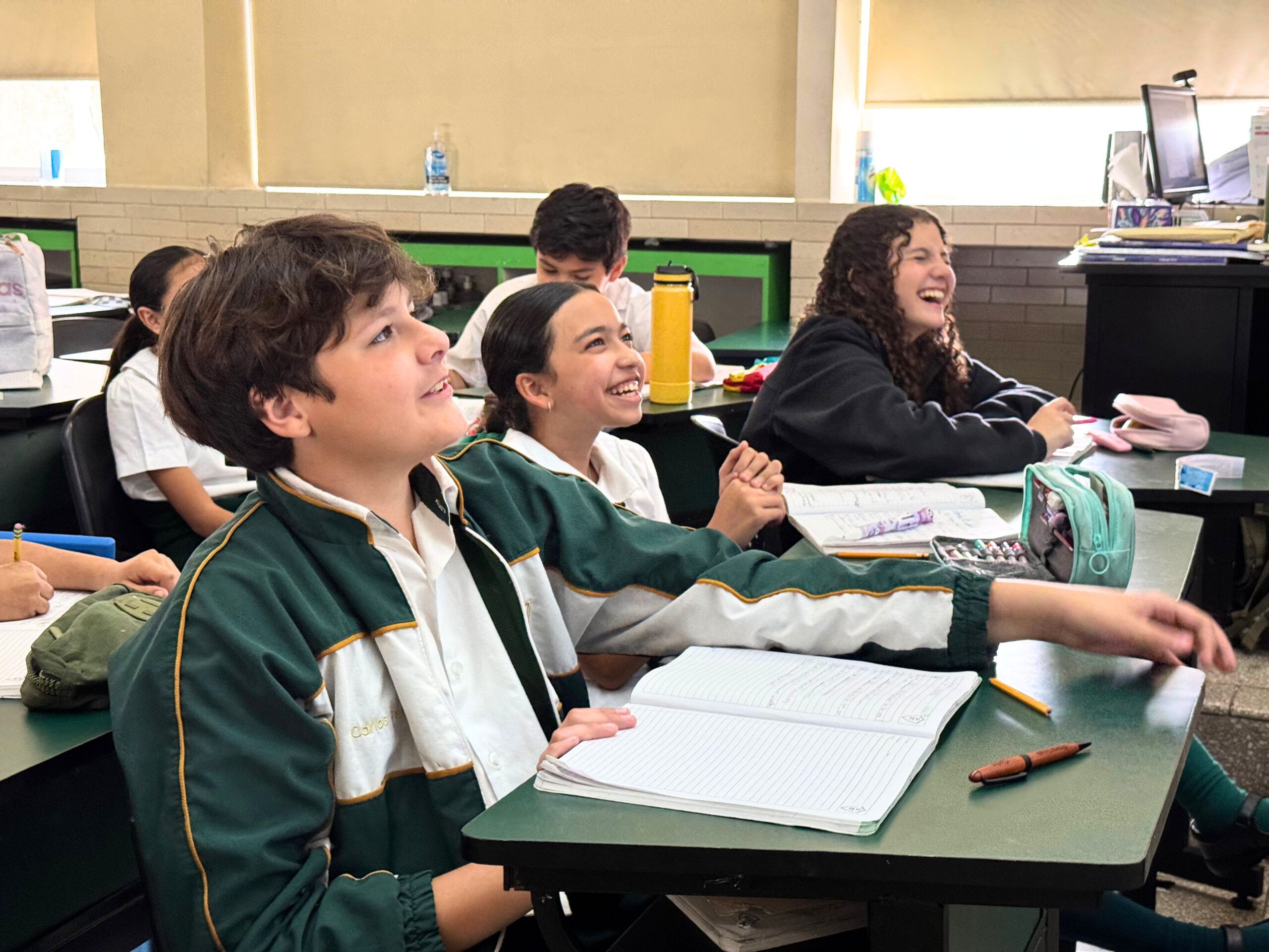 Estudiantes de secundaria entusiasmados por la clase