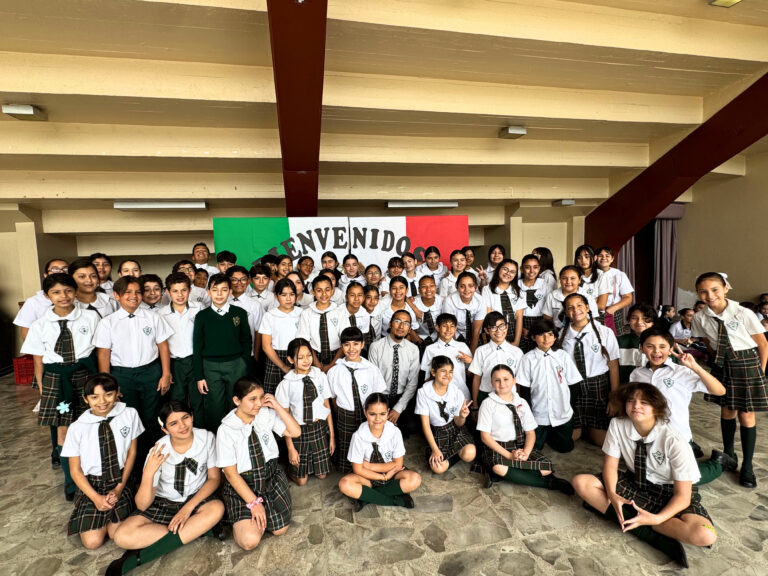 Grupo de alumnos de primaria del Colegio Mexicano con su uniforme en una foto grupal